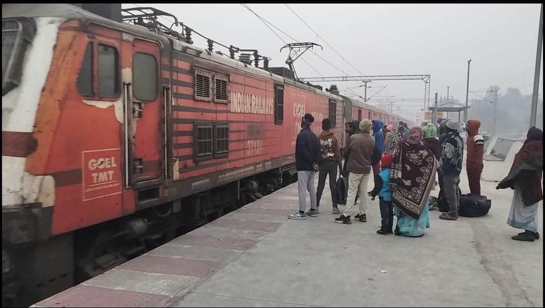 24 खुरासन रोड रेलवे स्टेशन पर ट्रेन के इंतजार में खड़े यात्री। संवाद