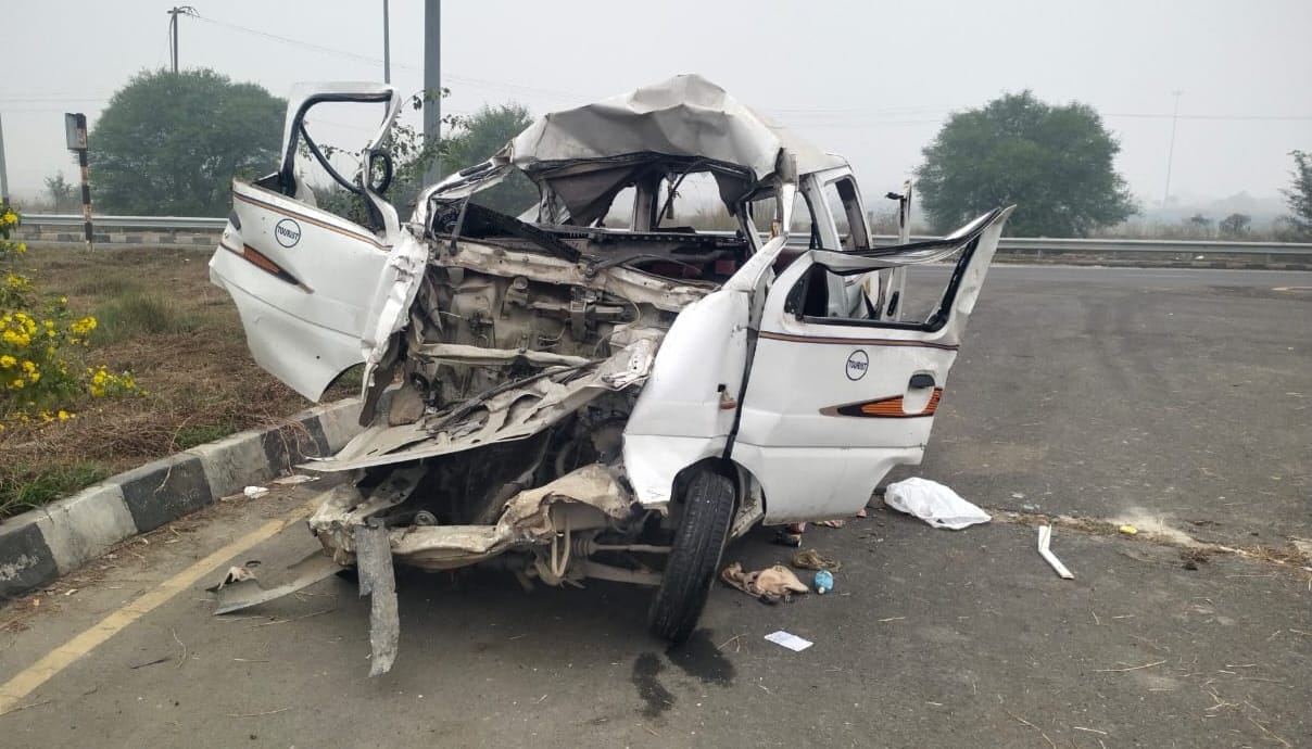 UP Accident Fog causes car to collide with truck on Purvanchal Expressway two dead five injured in azamgarh