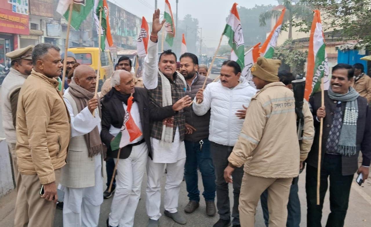 32 भाजपा कार्यालय घेरने जा रहे कांग्रेसियाें को रोकती पुलिस। संवाद