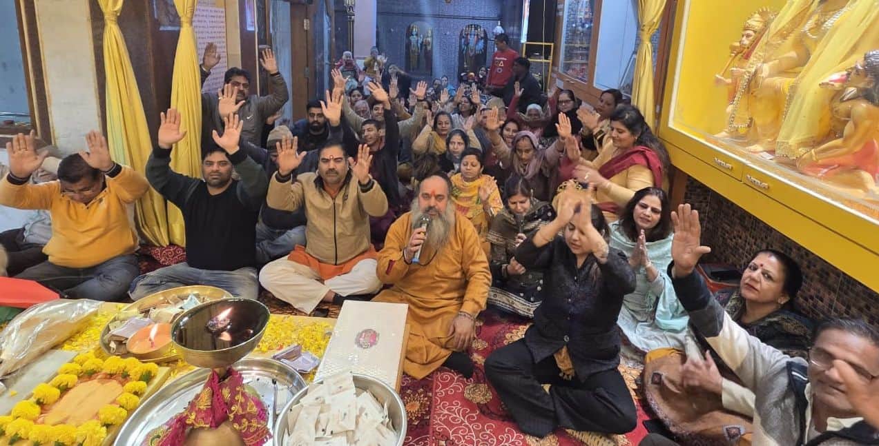 35...सर्कुलर रोड स्थित स्वामी बालकपुरी डेरे में भजनों पर झूमते श्रद्धालु । स्रोत : श्रद्धालु