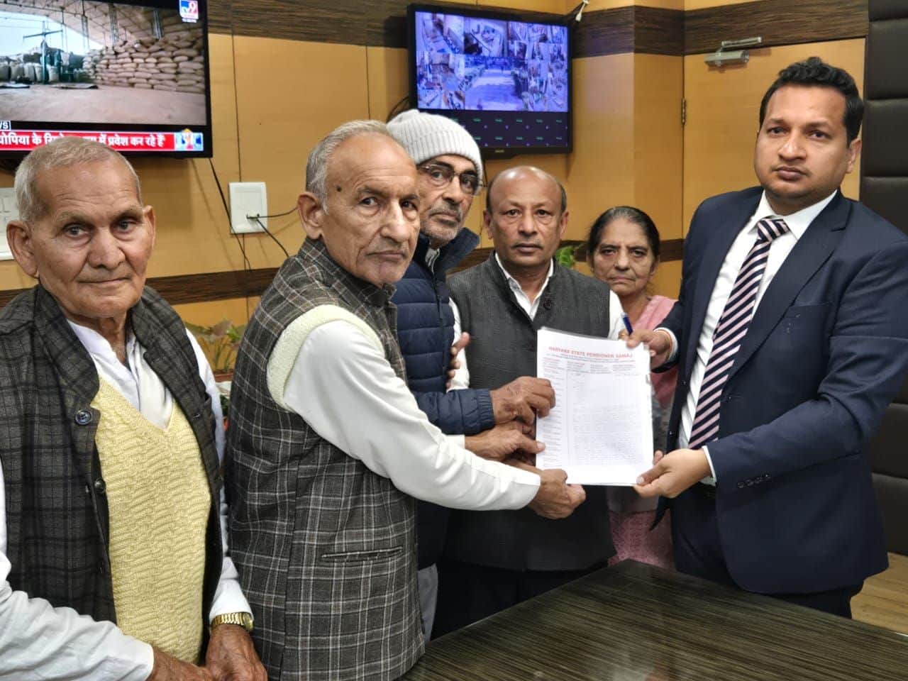 38...रोहतक में उपायुक्त सचिन गुप्ता को मांग पत्र सौंपते हरियाणा स्टेट पेंशनर समाज के सदस्य। स्र