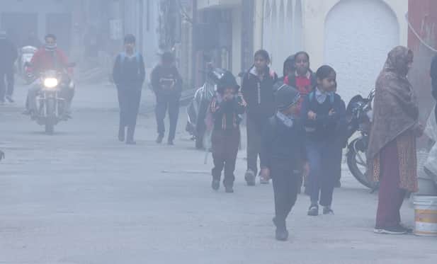 41...रोहतक में घने कोहरे और खराब वायु गुणवत्ता के दौरान विद्यालय में जाते विद्यार्थी। संवाद