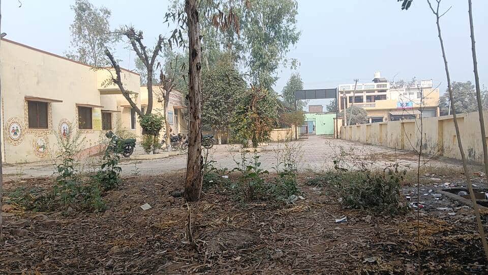 अभियान --- चौसाना के  प्राथमिक स्वास्थ्य केंद्र पर फैली गंदगी । संवाद