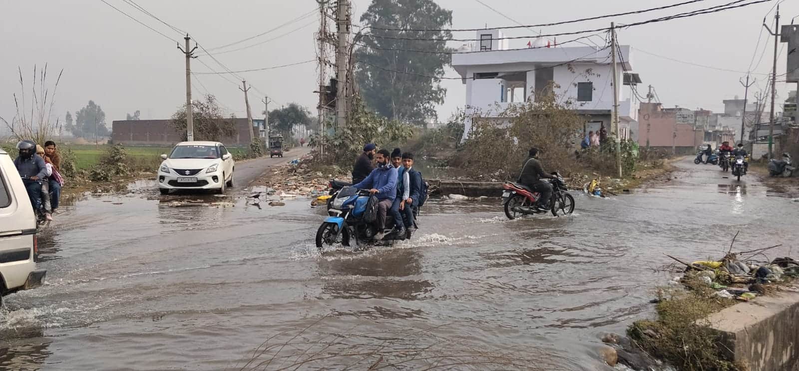 आरएस पुरा पुली बंद होने पर सडक पर बह रहा नहर रा पानी स्रोत संवाद