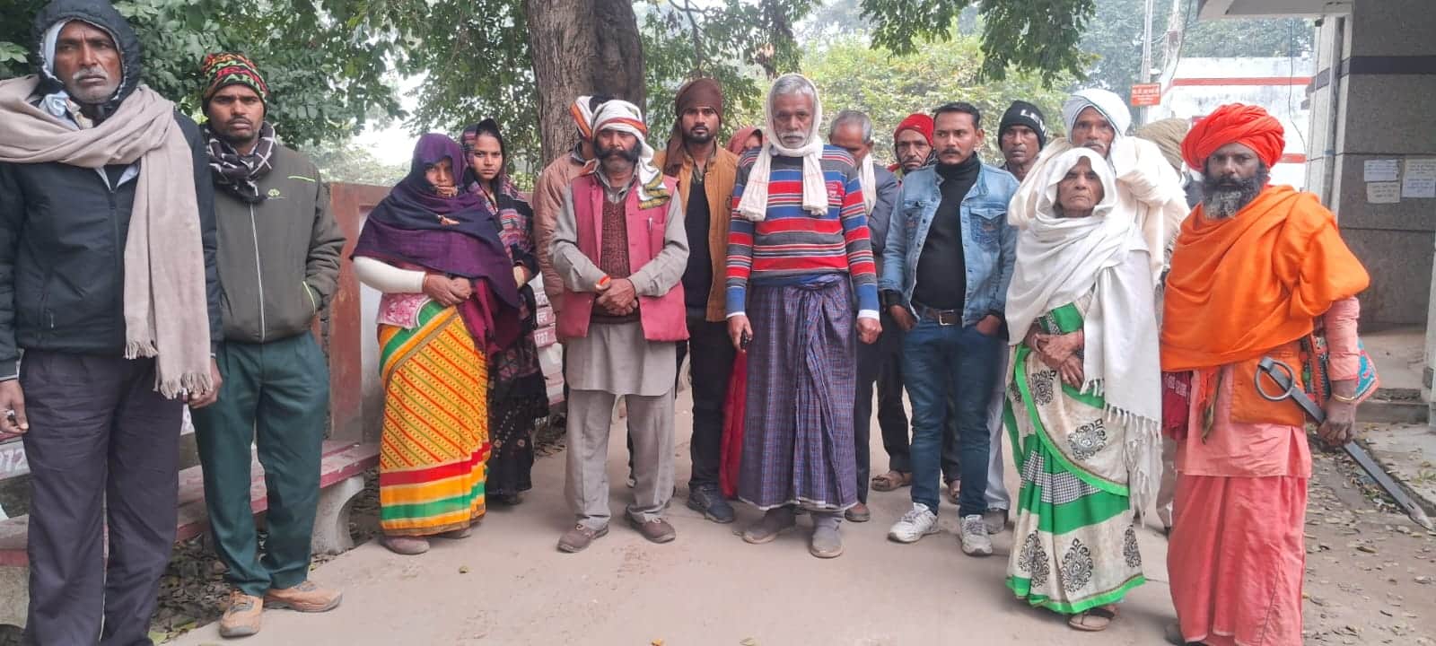 अलापुर थाना क्षेत्र में युवक की हत्या के बाद पोस्टमार्टम हाउस पहुंचे उसके परिवारीजन। स्रोत- ग्र