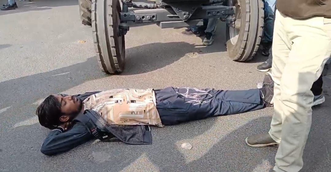 Protest against encroachment removal, vendor lies down in front of tractor-trolley