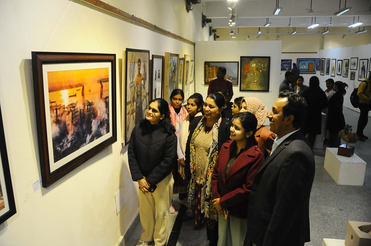 Painting exhibition of 160 artists from 11 districts