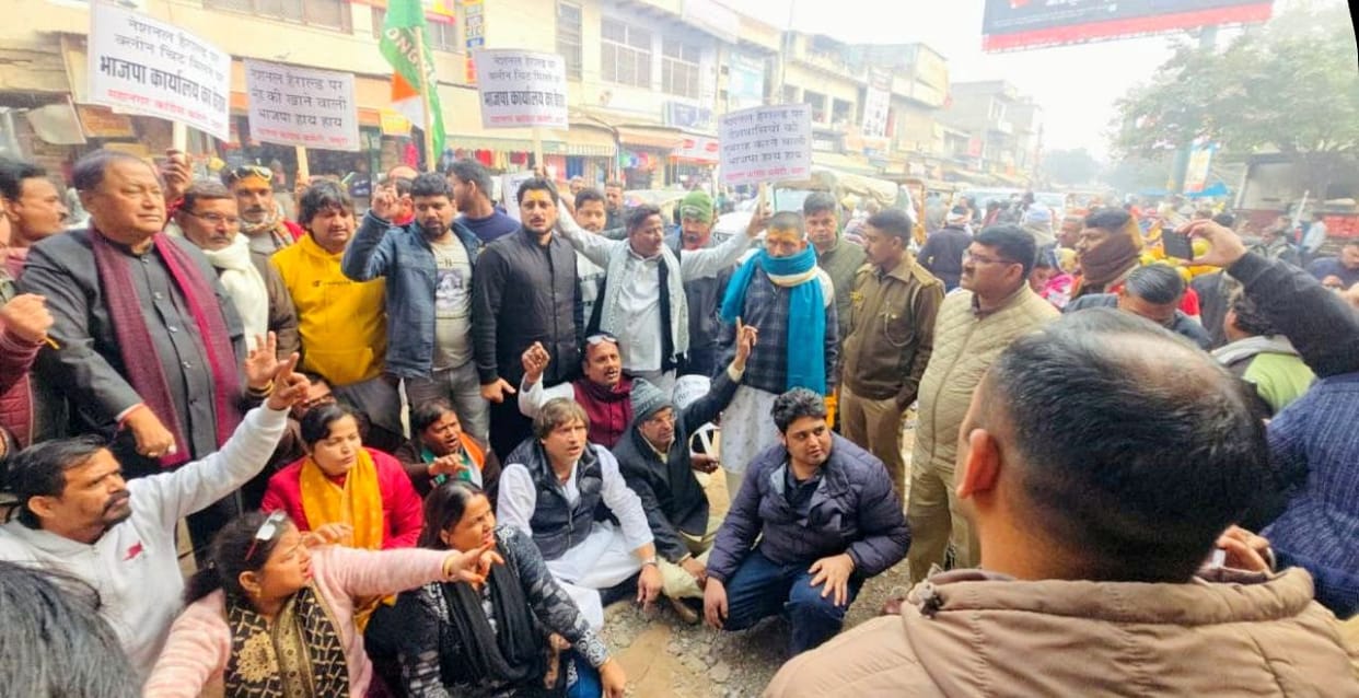 Congress workers surrounded BJP offices.