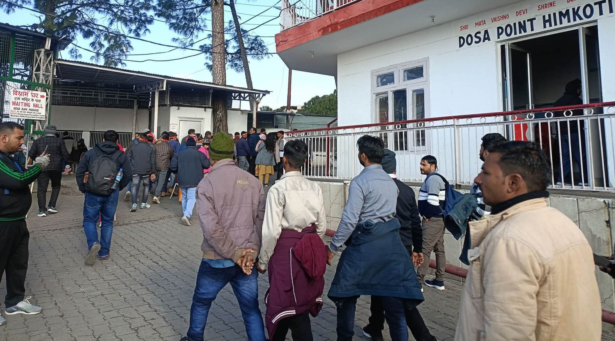 भवन की ओर बढ़ते श्रद्धालु। 