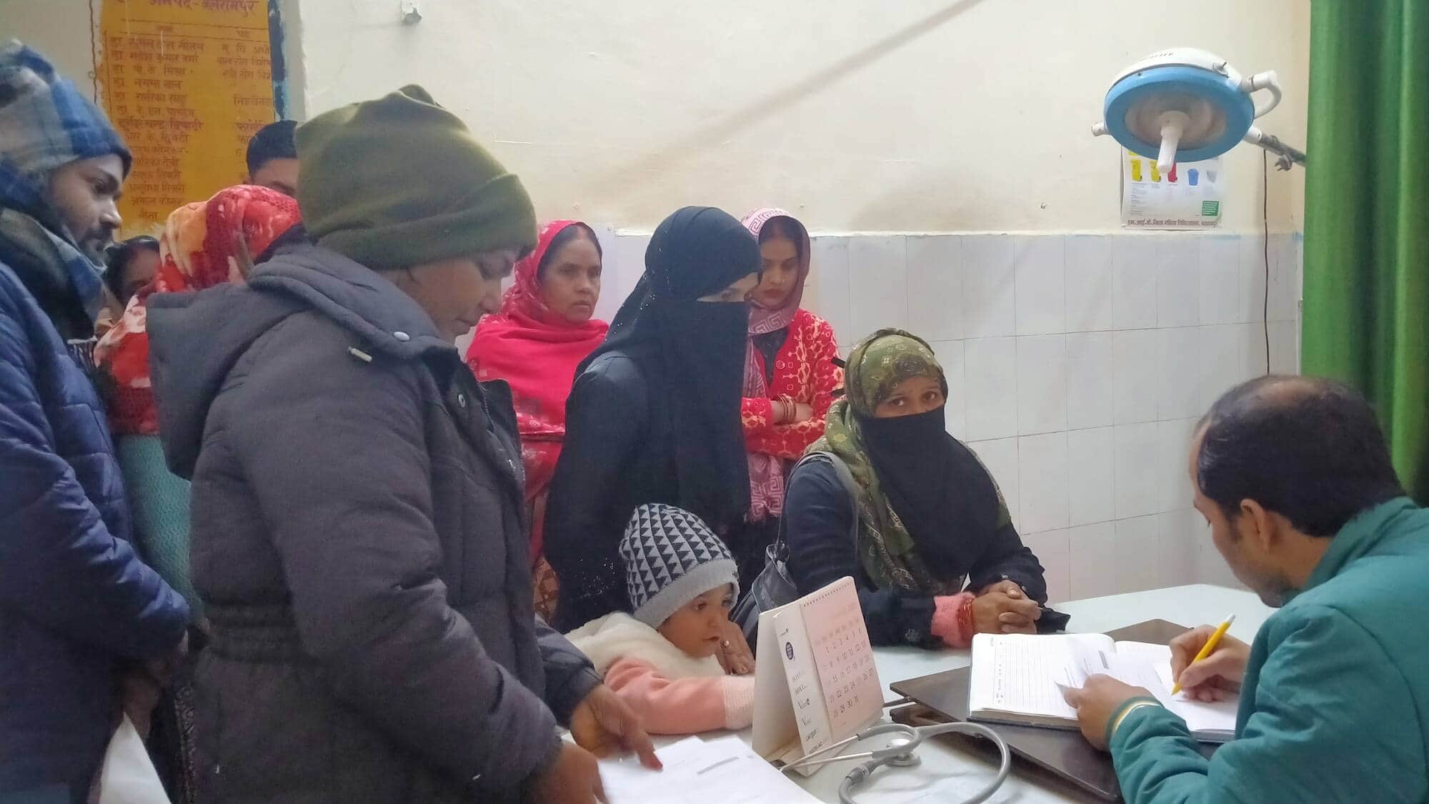 -बलरामपुर के जिला मेमोरियल अस्पताल में मरीजों का इलाज करते चिकित्सक ।-संवाद