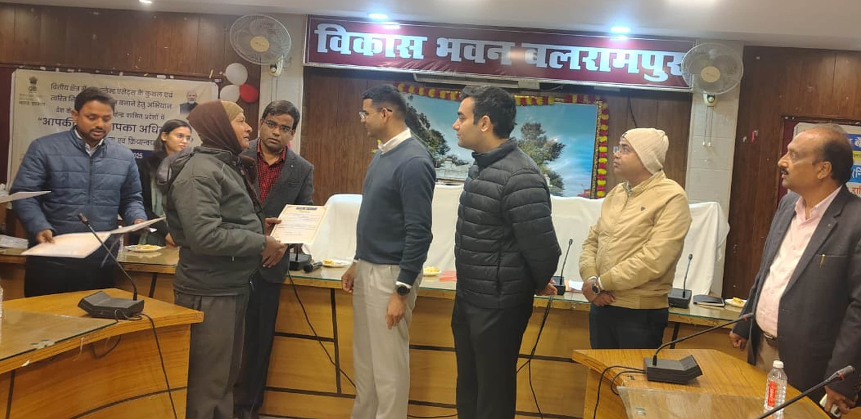 बलरामपुर के विकास भवन सभागार में लगे शिविर का निरीक्षण करते डीएम विपिन कुमार जैन।-स्रोत : विभा