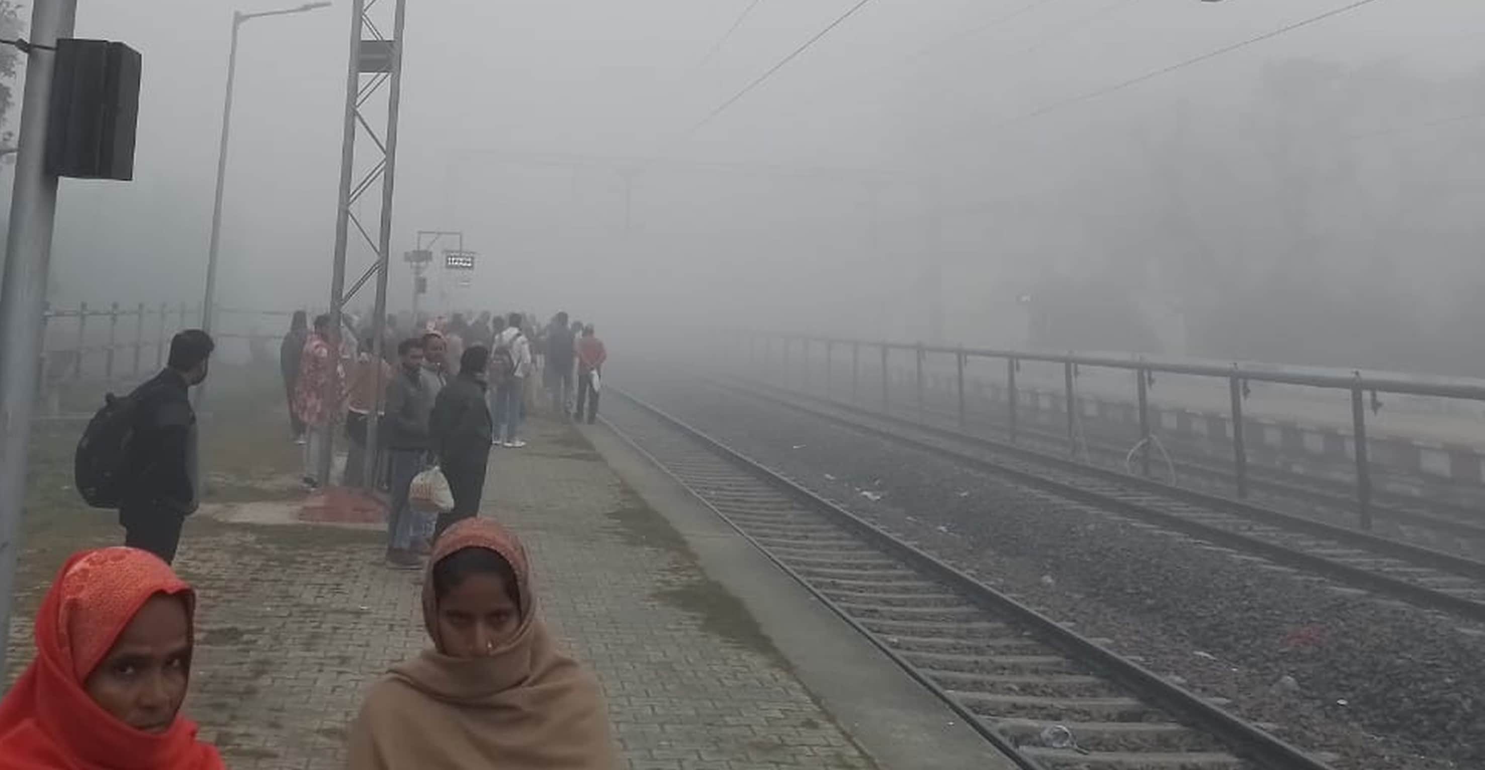 बलरामपुर रेलवे स्टेशन पर घने कोहरे व ठंड के बीच ट्रेन का इंतजार करते यात्री ।-संवाद