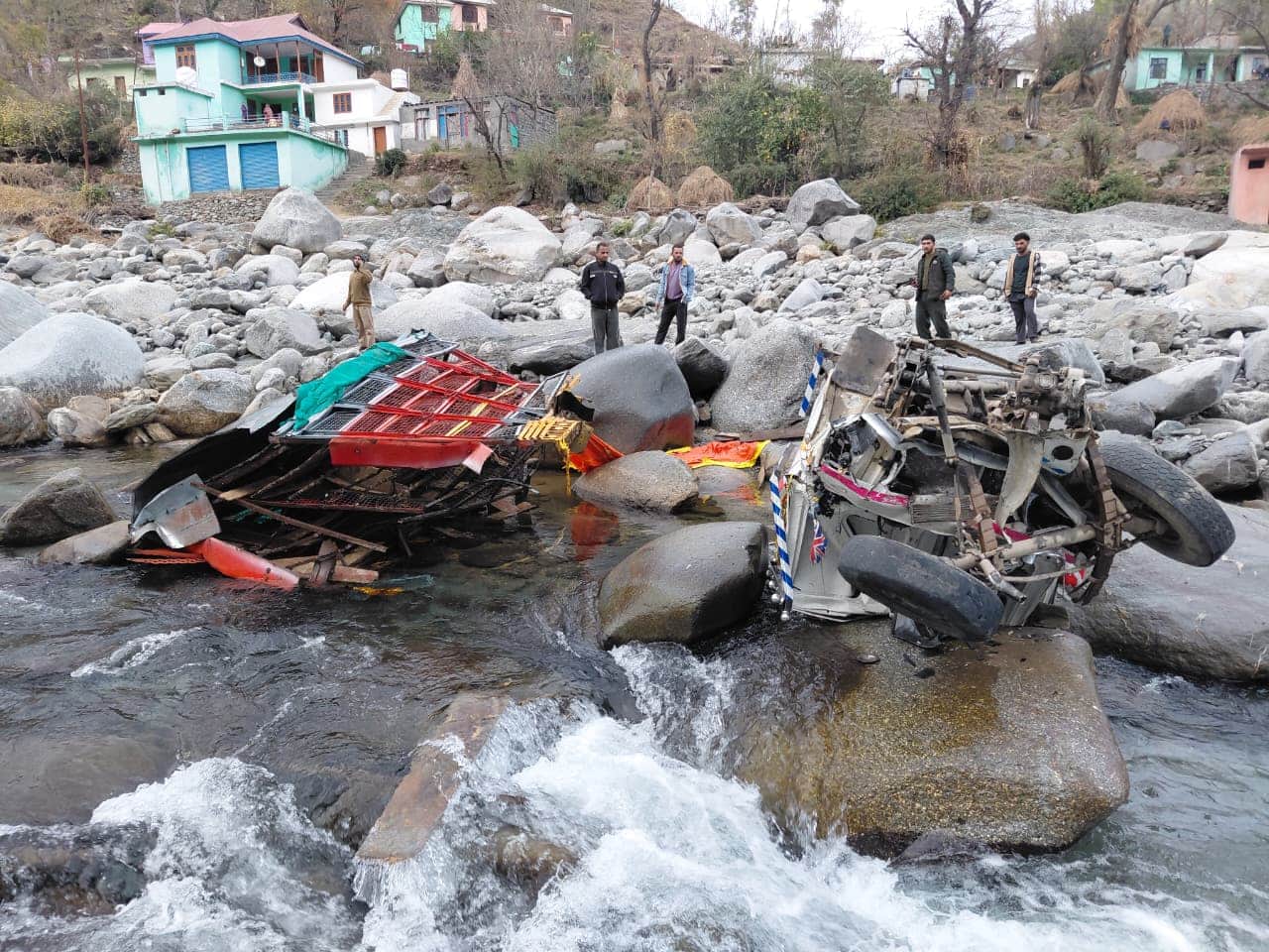 बनी के खाद दरिया में गिरा पिकअप वाहन जागरूक पाठक