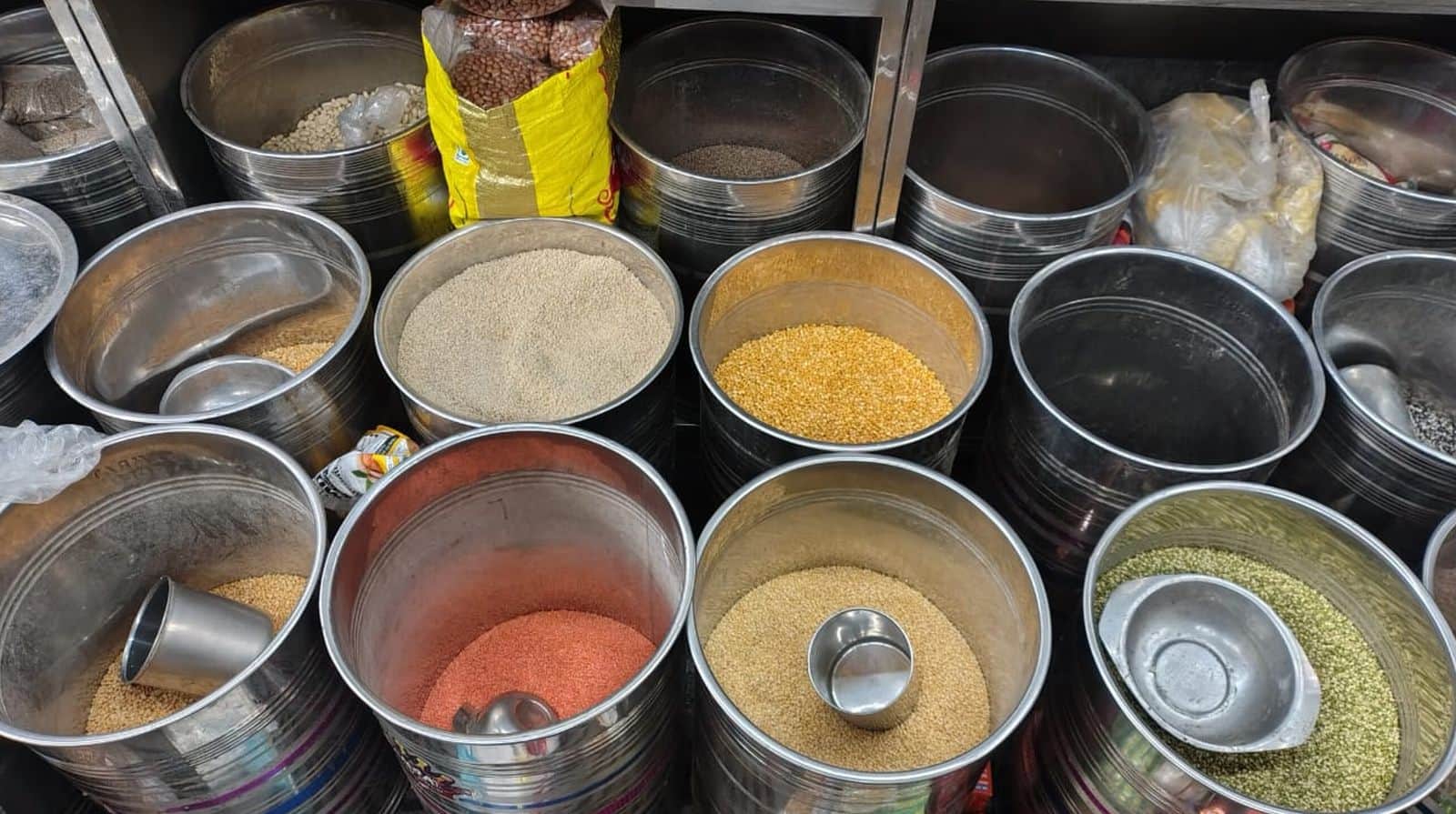 बड़े बाजार में दुकान पर रखीं दालें।संवाद