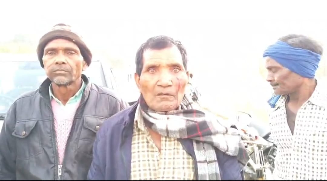 Siddharthnagar News: Uproar over fertilizer, secretary accused of assault