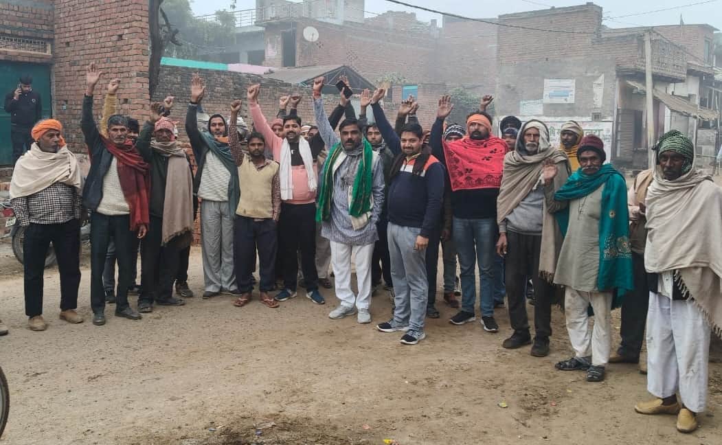 चोरी की घटना का खुलासा न होने पर जलेसर में प्रदर्शन, नारेबाजी करते किसान। संवाद