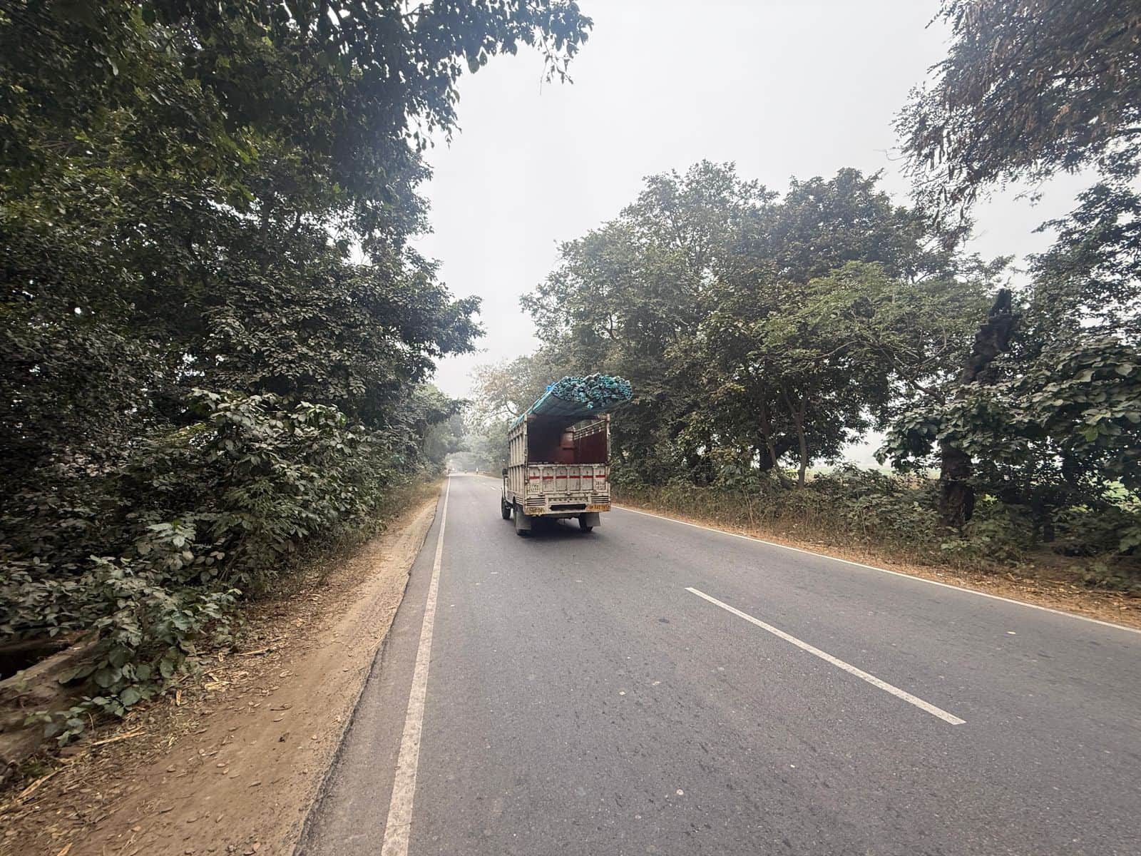 चंदौसी -बिसौली रोड पर नहीं दिखे सुरक्षा के कोई इंतजाम। संवाद