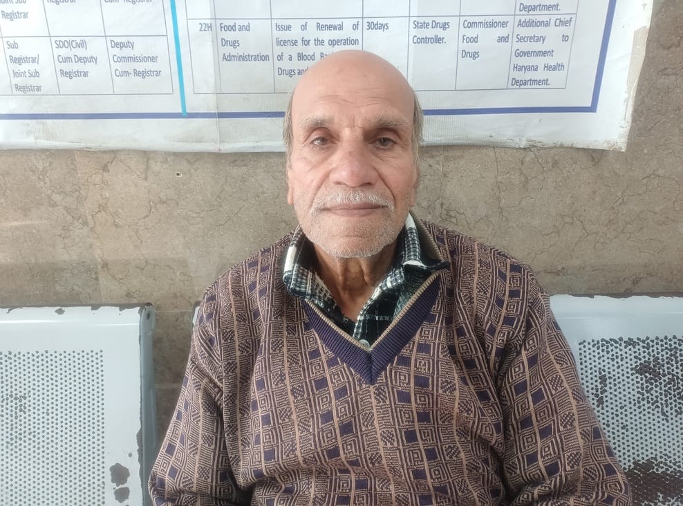 Retired elderly man has been wandering for nine months to get his name inherited after his wife's death.