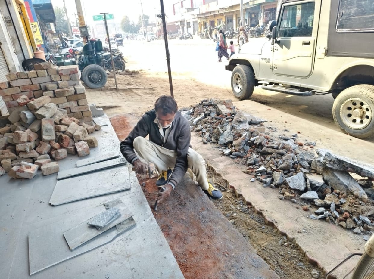 Encroachment removed with JCB, shopkeepers started removing the encroachment themselves after seeing the action.