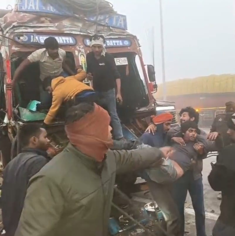 Truck collided from behind with the moving Hiwa, driver injured