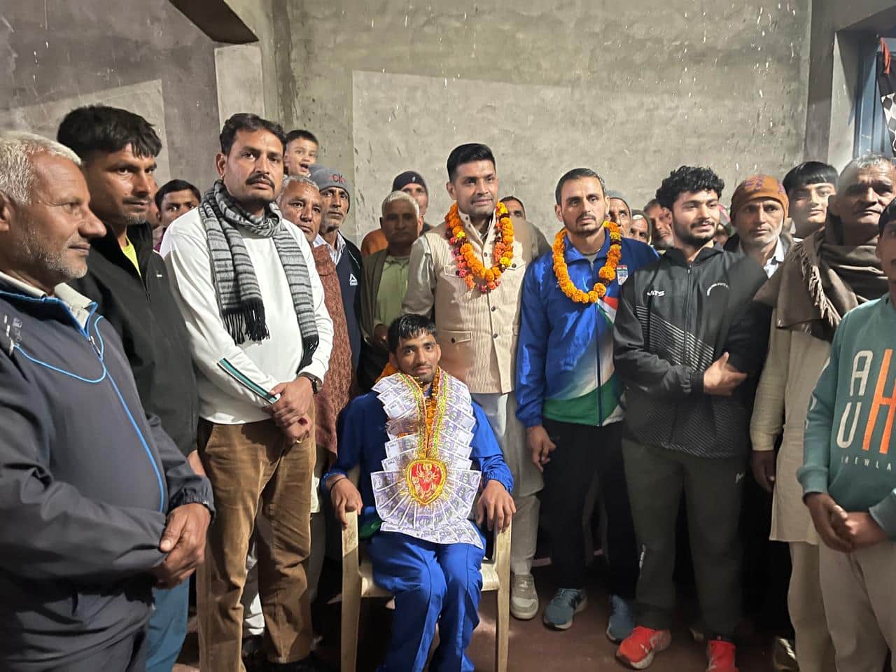 फोटो 02. सीसर खास में खिलाड़ी विशेष का स्वागत करते सदस्य। स्रोत : सरंपच