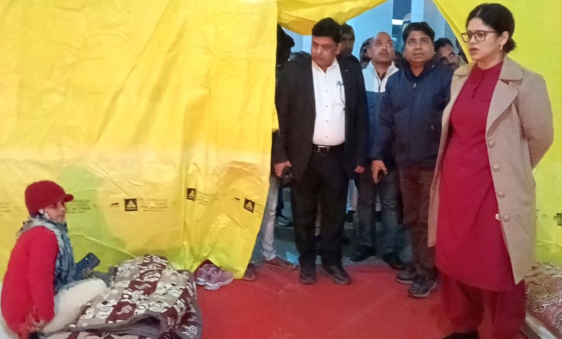 The District Magistrate distributed blankets to the needy and the elderly.