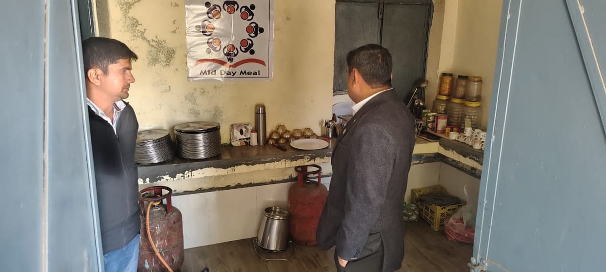 The SDM inspected the mid-day meal program at Amarpura school.