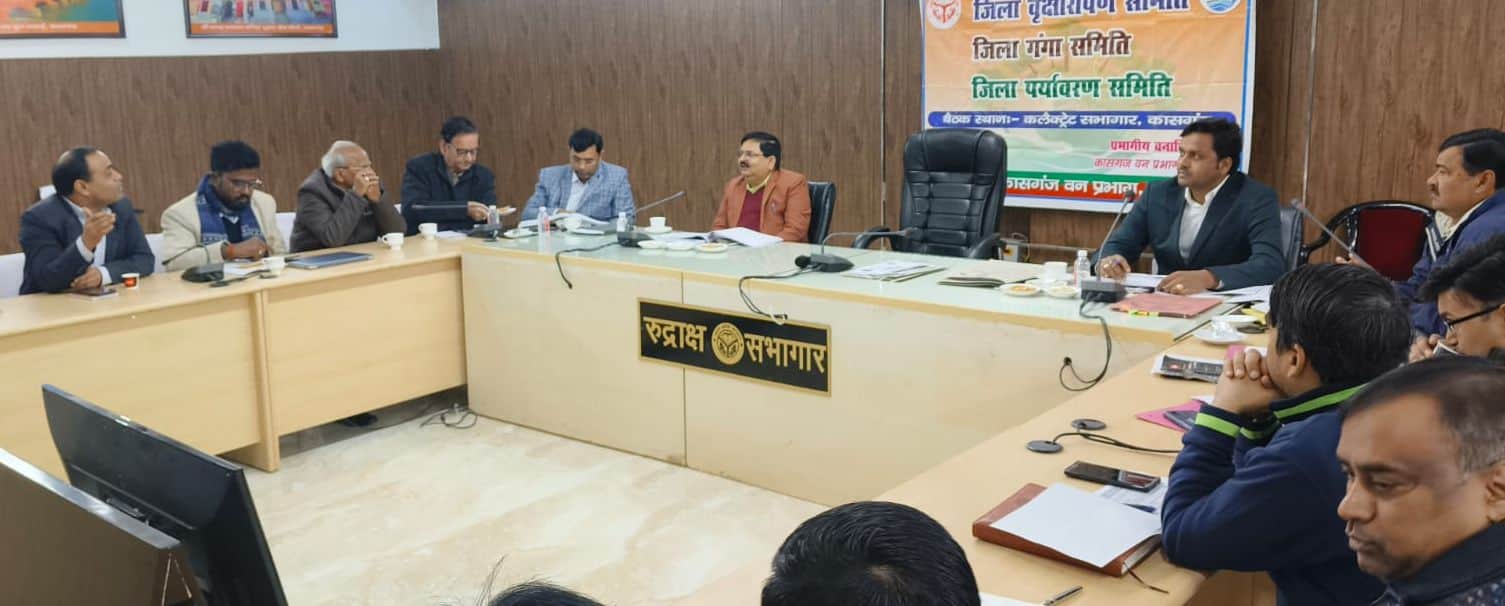 फोटो17कलेक्ट्रेट सभागार में आयोजित बैठ क में निर्देश देते सीडीओ ।स्रोत:सूचना विभाग