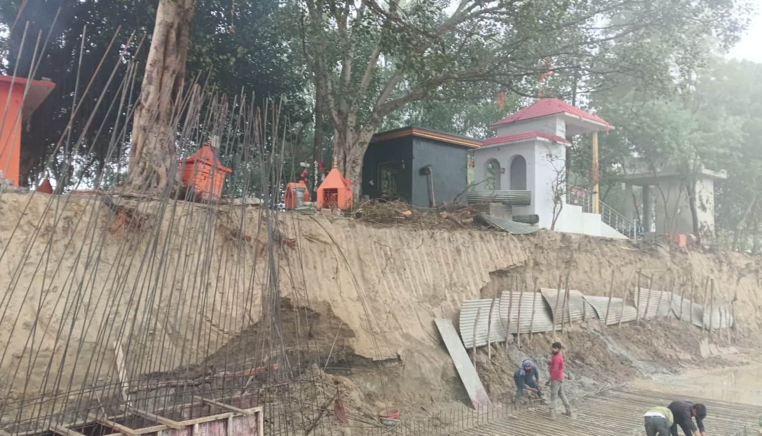 फोटो38नारायनी में काली नदी किनारे  बने श्याम देवता मंदिर के पास किया जा रहा पीचिंग कार्य ।संव