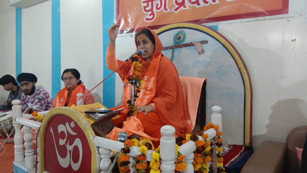 गीता ज्ञाप सप्ताह के दौरान प्रवचण करते हुएसंवाद