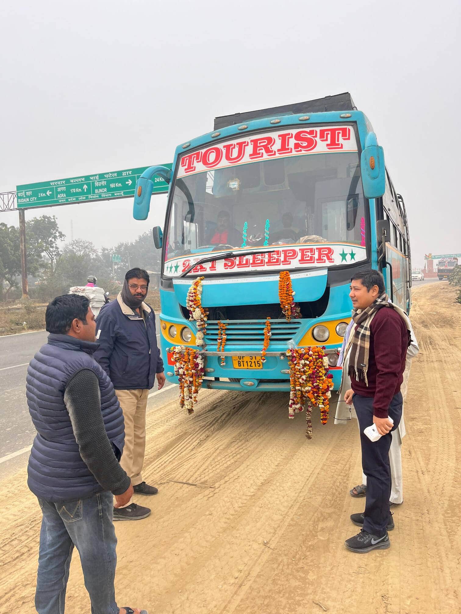 हाईवे पर स्लीपर बस को रोककर जांच करते एआरटीओ। स्रा्ेत- स्वयं