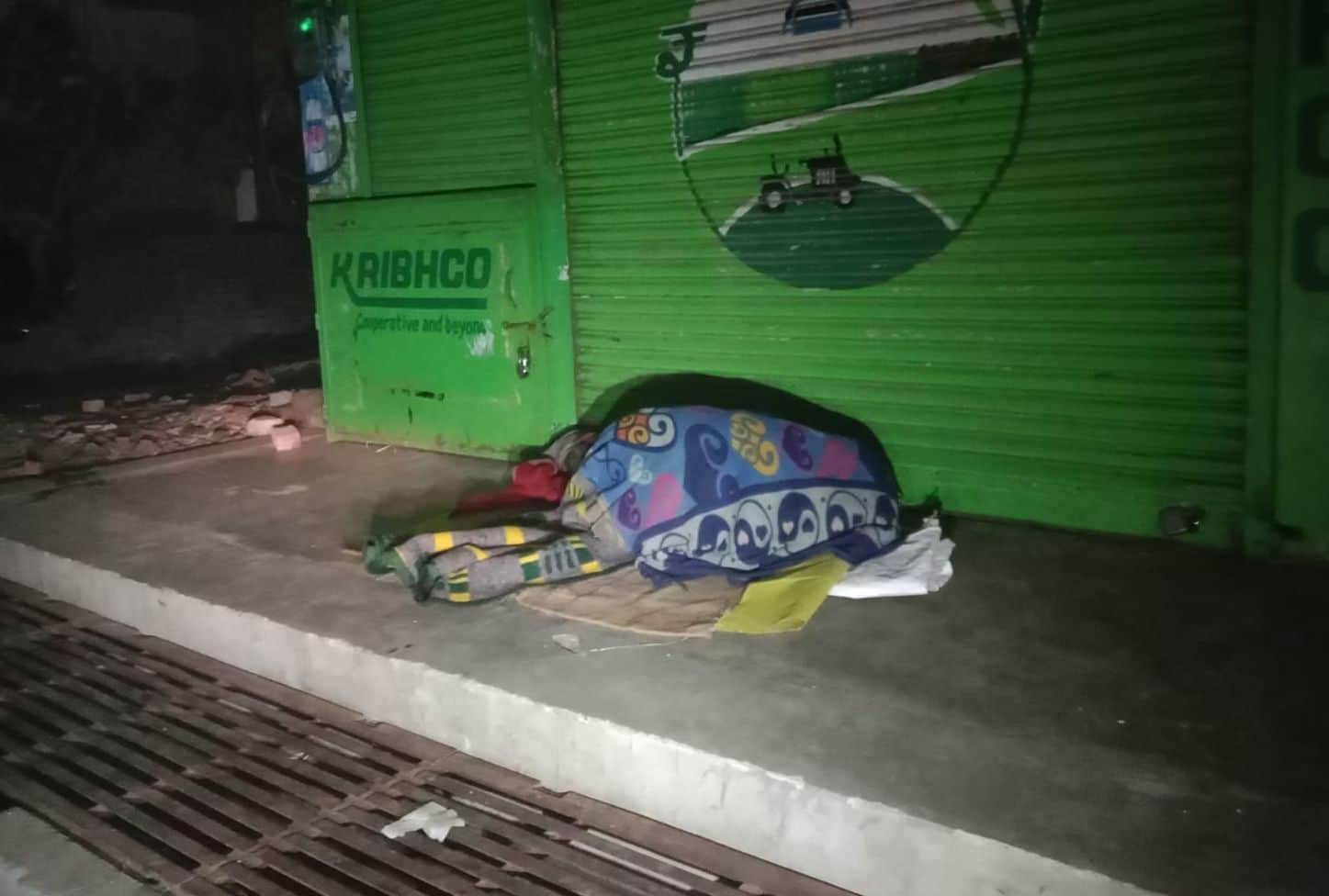 हरीश अनेजा स्मृतिद्वार के पास सड़क किनारे लेटा व्यक्ति। संवाद