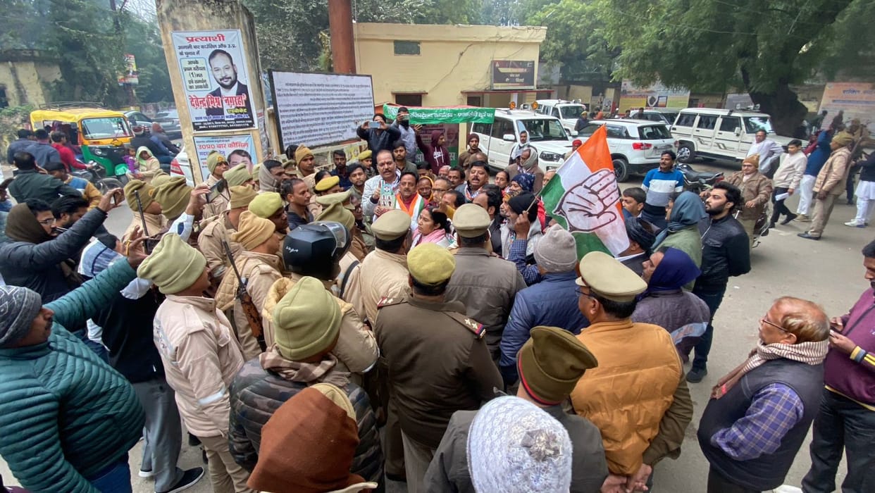 There was a scuffle between Congress workers and the police while they were going to protest at the BJP office
