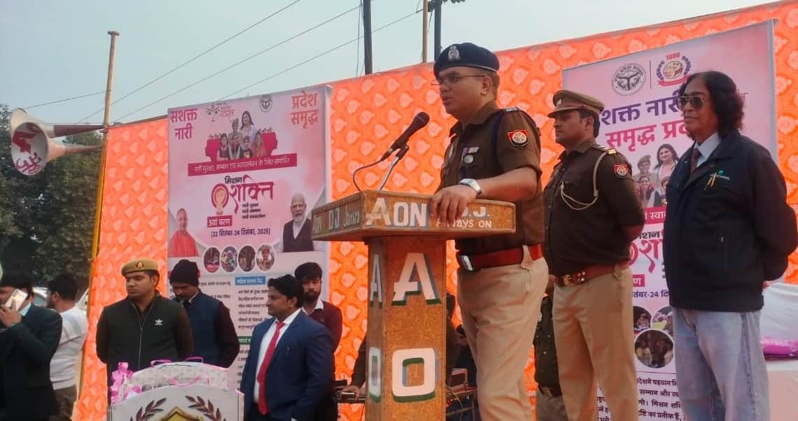 जैथरा में कार्यक्रम के दौरान छात्र-छात्राओं को जागरूक करते एएसपी श्वेताभ पांडेय। संवाद