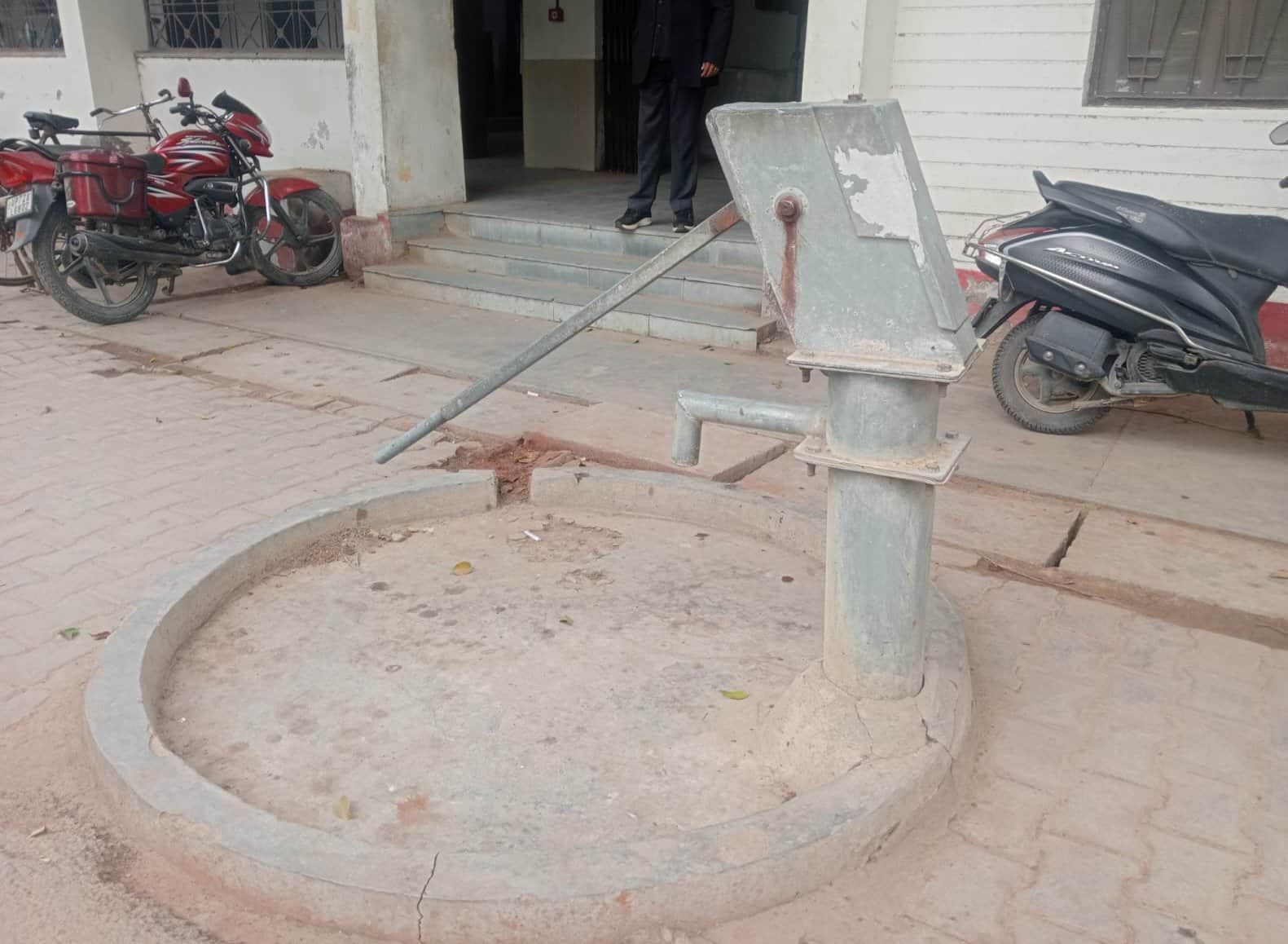 कचहरी परिसर में खराब पड़ा इंडिया मार्का हैंडपंप। संवाद