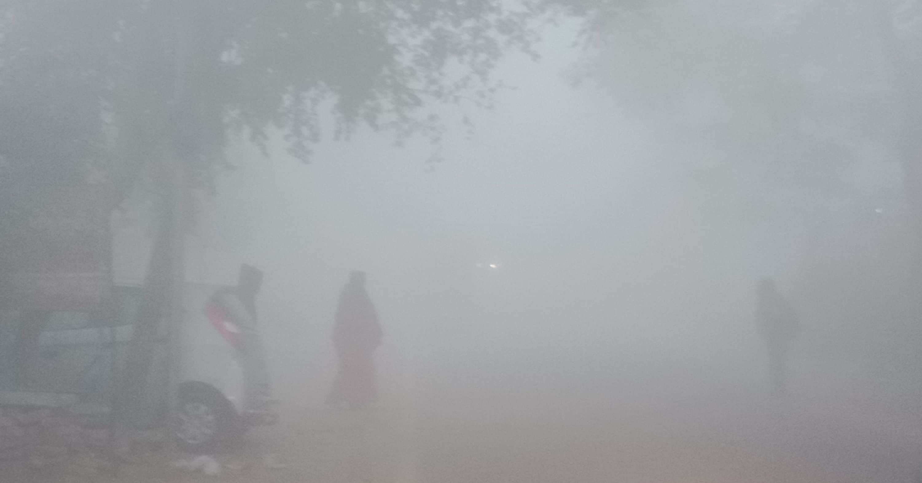 कोहरे के कारण लोगों को आने जाने में परेशानी का सामना करना पड़ा। संवाद