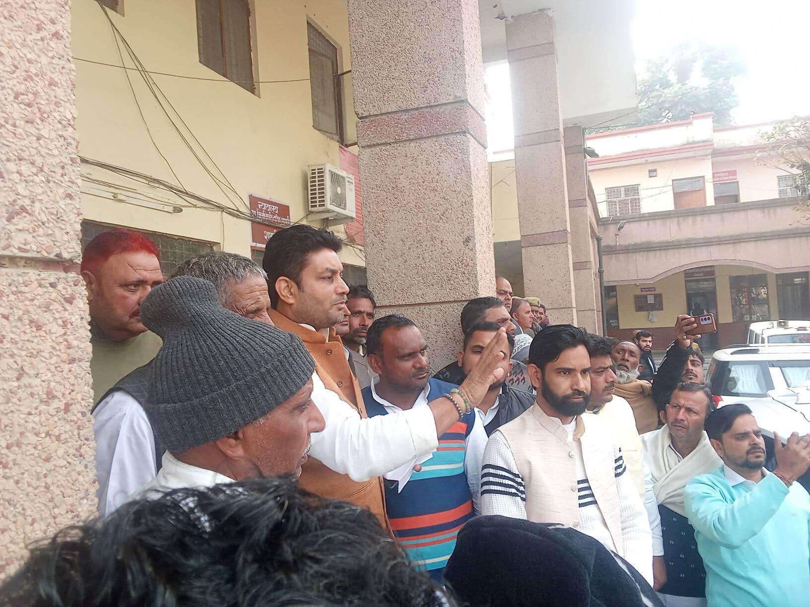 कलक्ट्रेट में  धरने पर बोलते पूर्व जिला पंचायत अध्यक्ष मनीष चौहान । संवाद