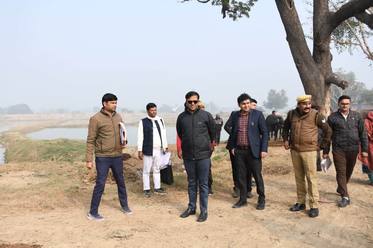 -कपावली झील का निरीक्षण करते डीएम व अन्य अधिकारी। स्रोत विभाग