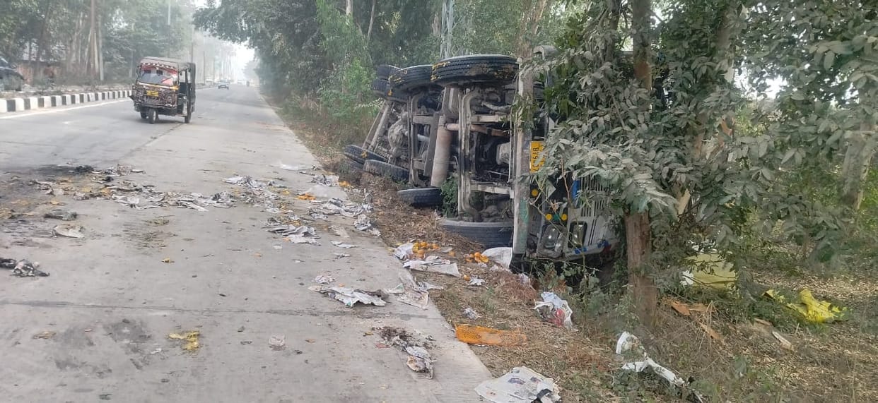 Pickup and truck overturned while trying to save cattle