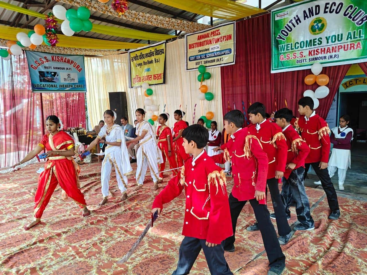 किशनपुरा स्कूल के वार्षिकोत्सव पर झांसी की रानी नाट्य मंचन करते स्कूली बच्चे। संवाद