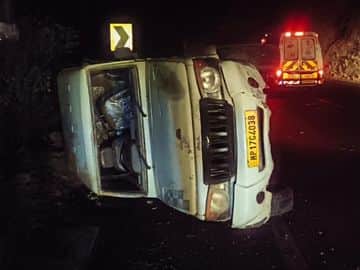 Mandla News: Truck collides with pickup truck at Kudamaili Ghat, one worker killed.
