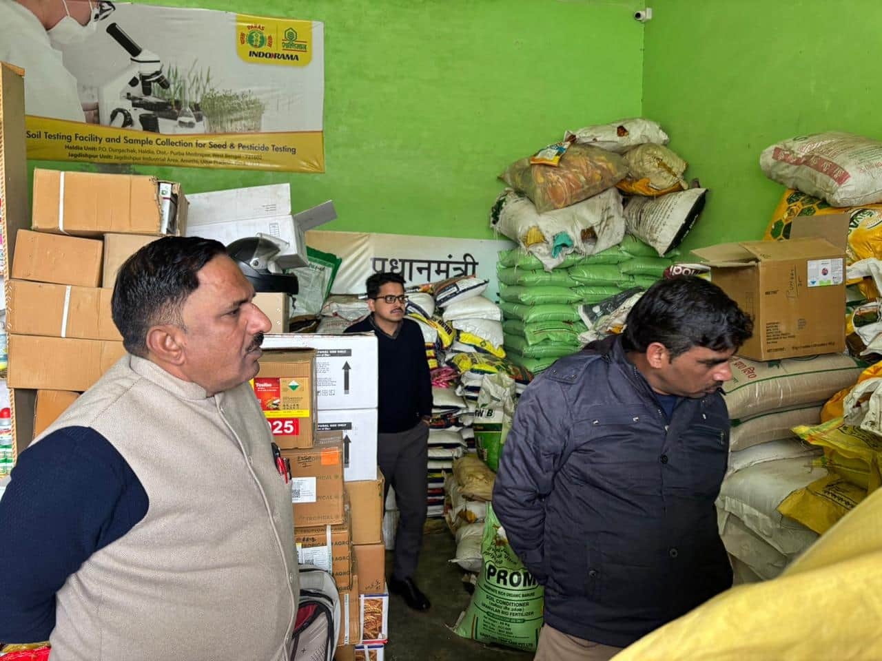 खाद की दुकान का निरीक्षण करते जिला कृषि अधिकारी। स्रोत- विभाग