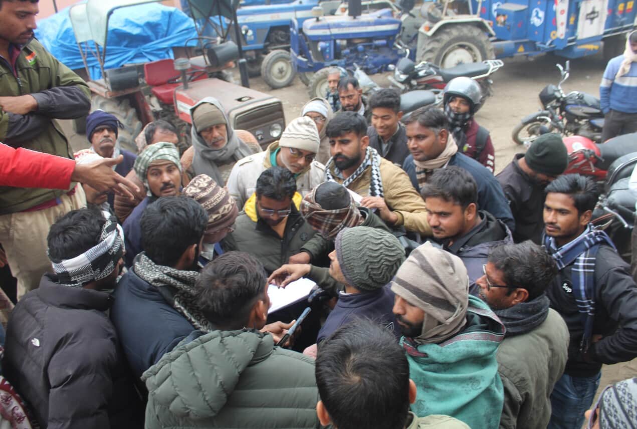 मंडी समिति स्थित बाजरा क्रय केंद्र पर हंगामे के दौरान लगी भीड़। संवाद