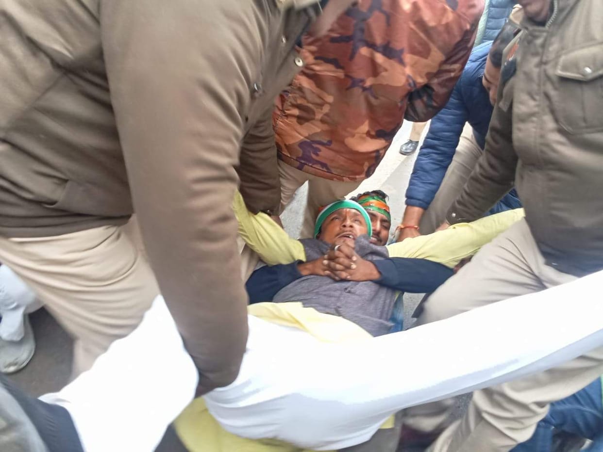 Congressmen surrounded the BJP office, clashed with the police, and several workers were detained.