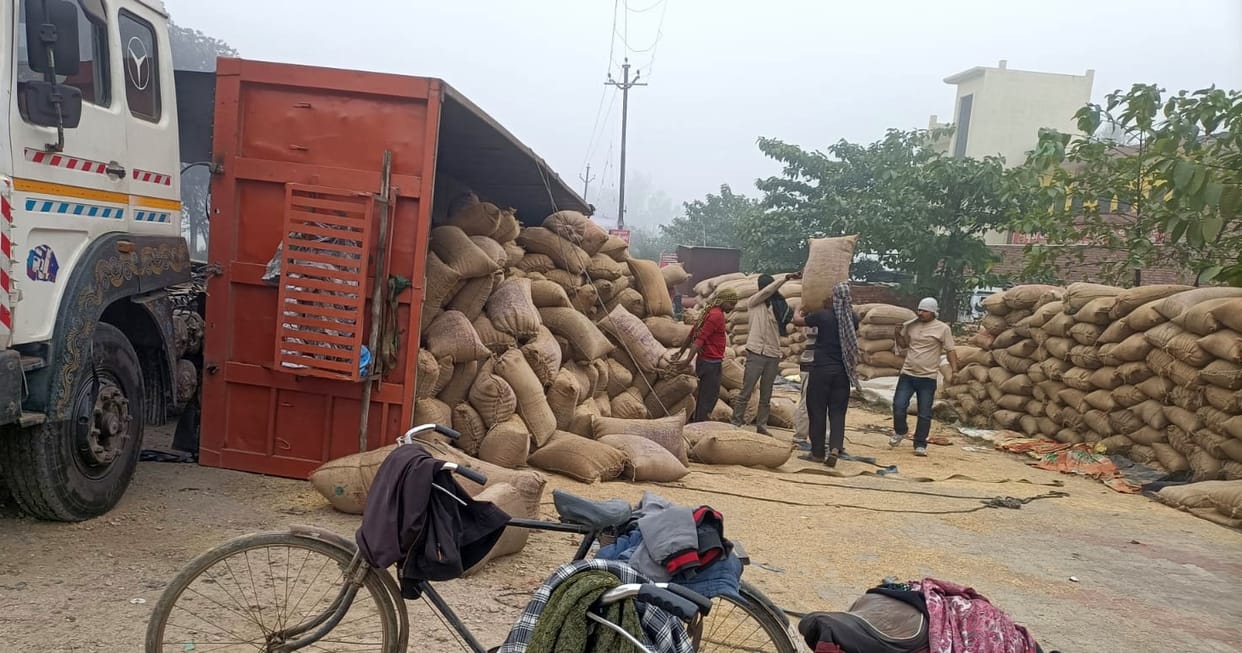 A truck loaded with rice overturned on the highway service lane; the driver was seriously injured.