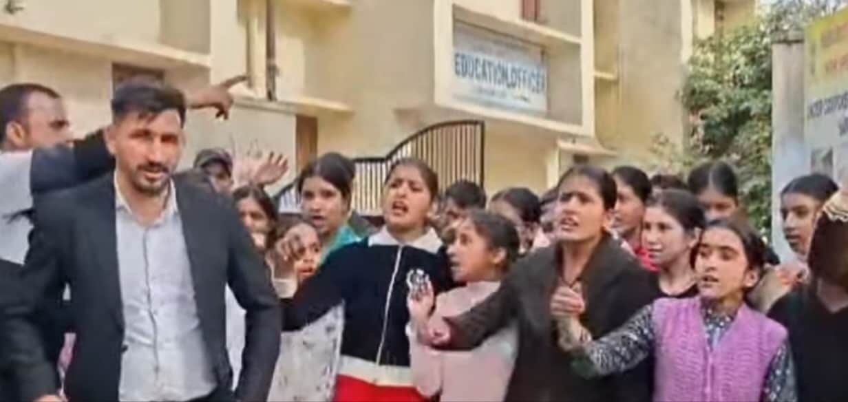  मास्टर के तबादले पर सीईओ कार्यालय के बाहर प्रदर्शन करते छात्र व अन्य।