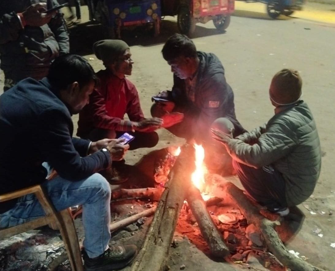 Siddharthnagar News: Cold wave hits, people cling to bonfires in rural areas