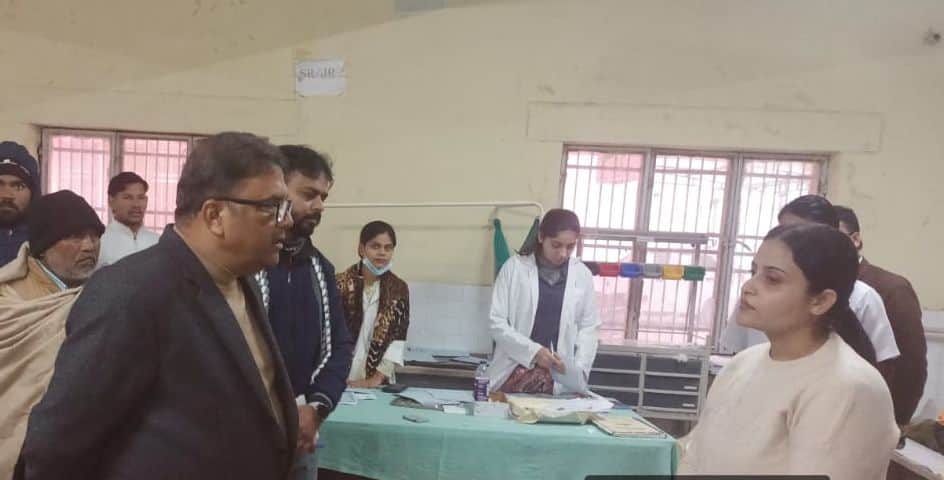  निरीक्षण के दौरान चिकित्सक से वार्ता करते प्राचार्य डा. योगेश गोयल।स्रोत: विभाग