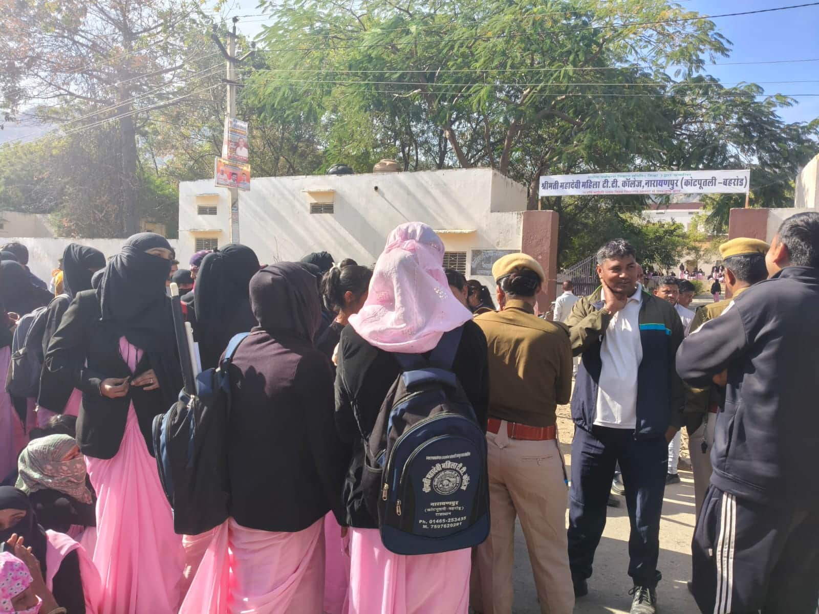 एडमिशन रद्द होने पर धरने पर बैठीं छात्राएं