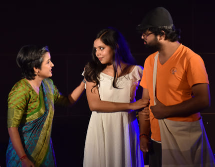 The play 'Thief, Who is the Thief?' received a round of applause.